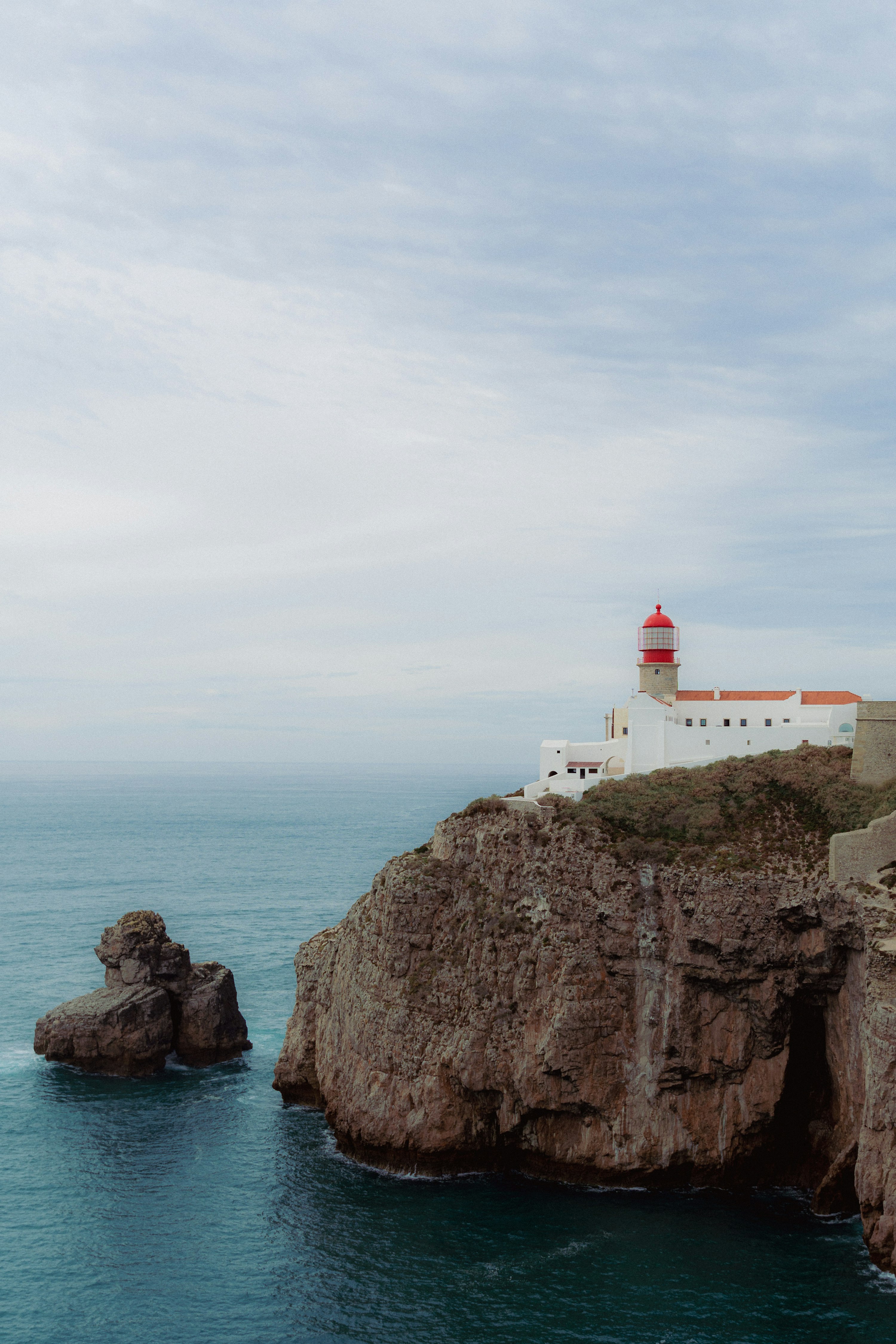Phare Farol do Cabo de São Vicente perché sur les hautes falaises ocre face à l'Atlantique, Sagres, Portugal