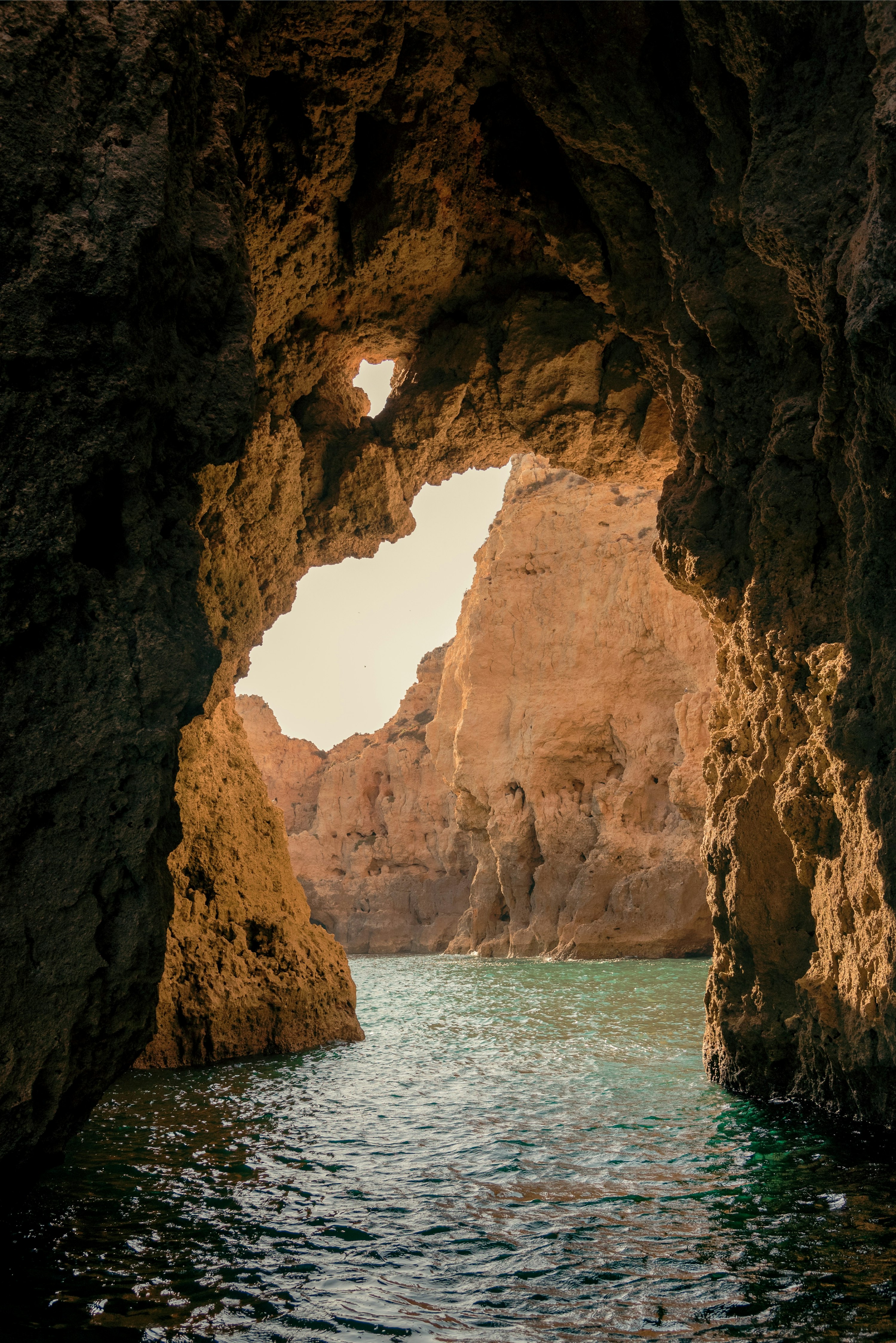 Formations rocheuses et grottes calcaires de Ponta da Piedade vues depuis l'eau, Lagos, Algarve