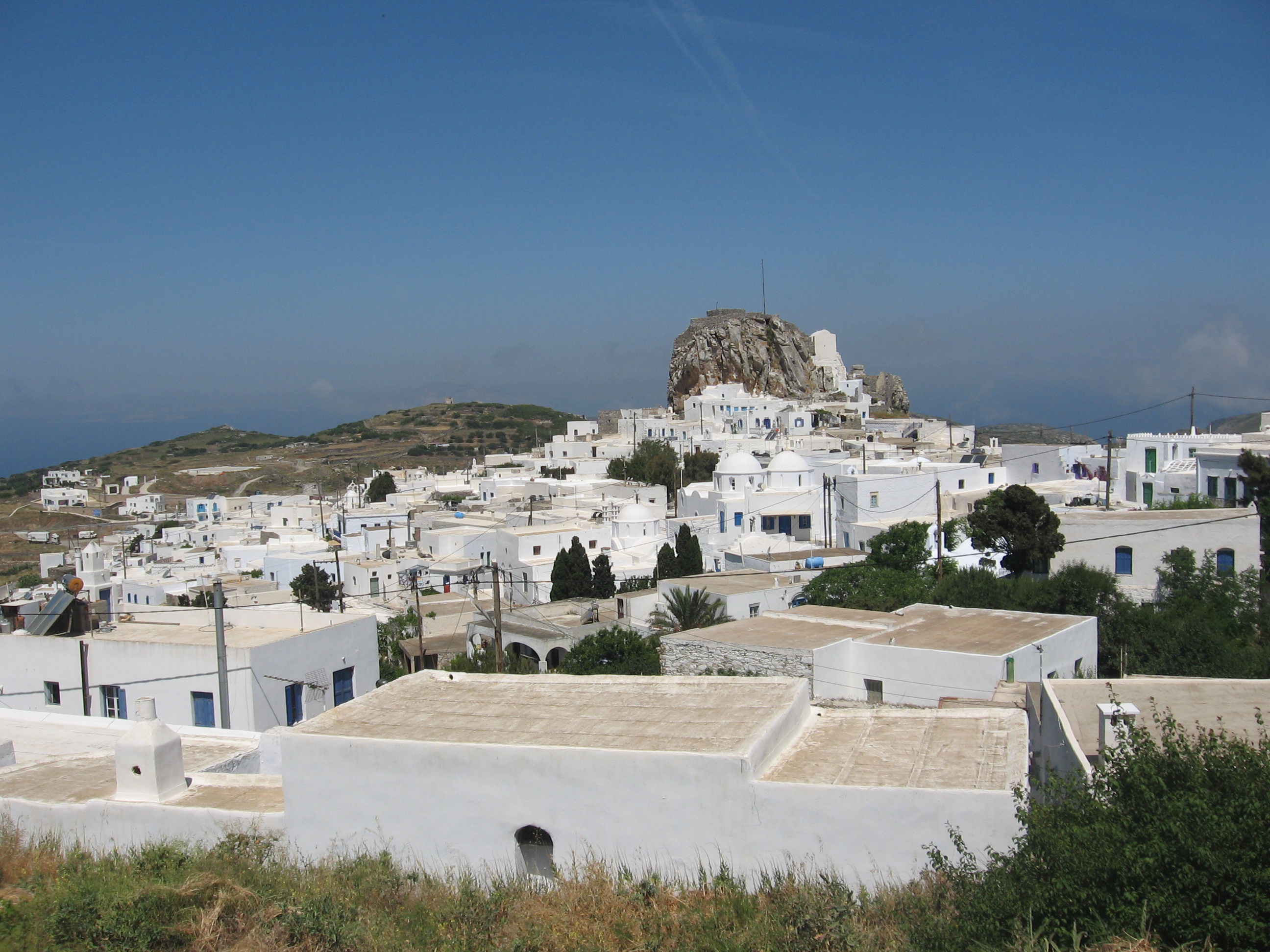La Chora d'Amorgos, village de maisons blanches sur une colline coiffée d'un piton rocheux et d'un château