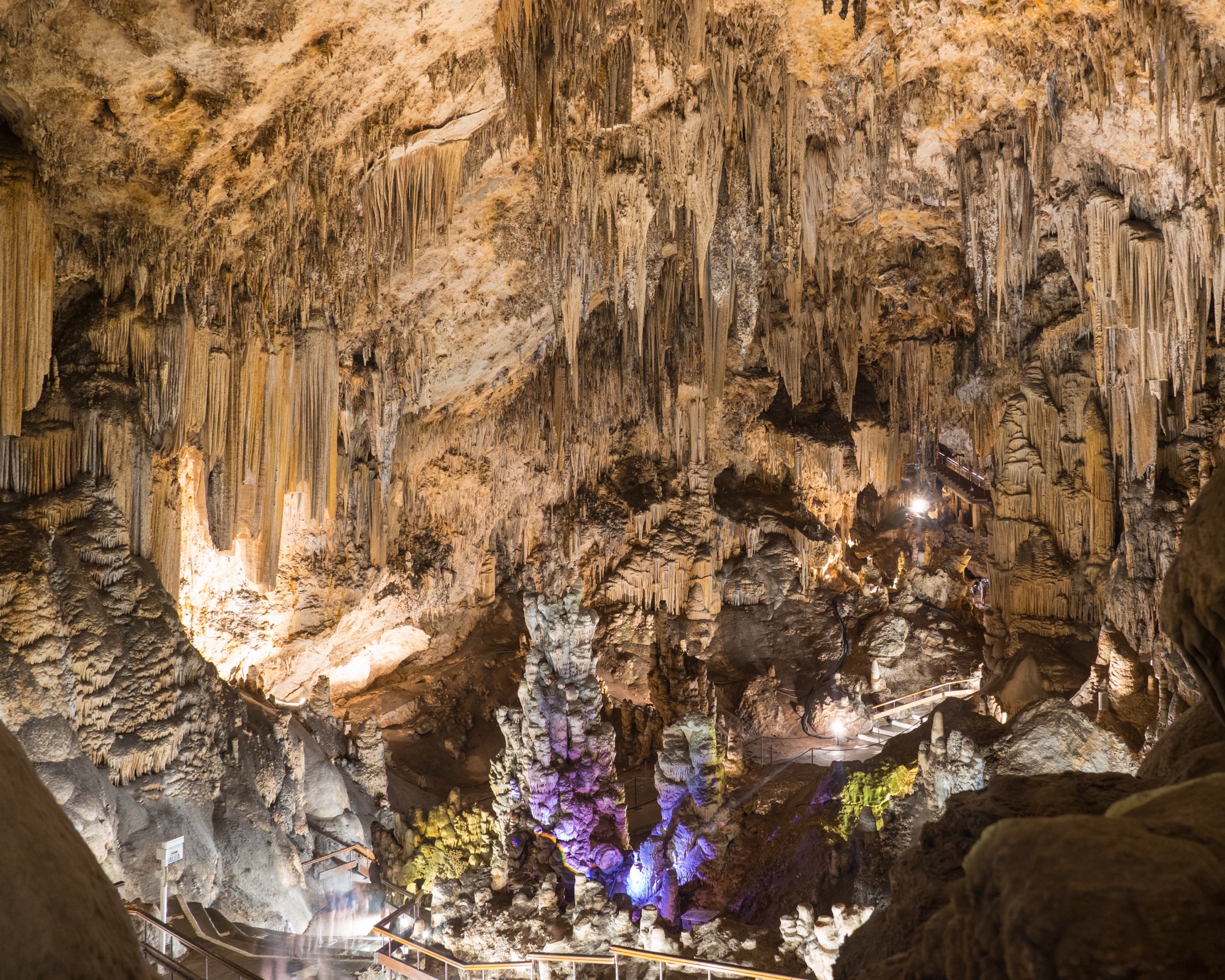 L'intérieur des Cuevas de Nerja : grande salle de stalactites et l'immense colonne centrale
