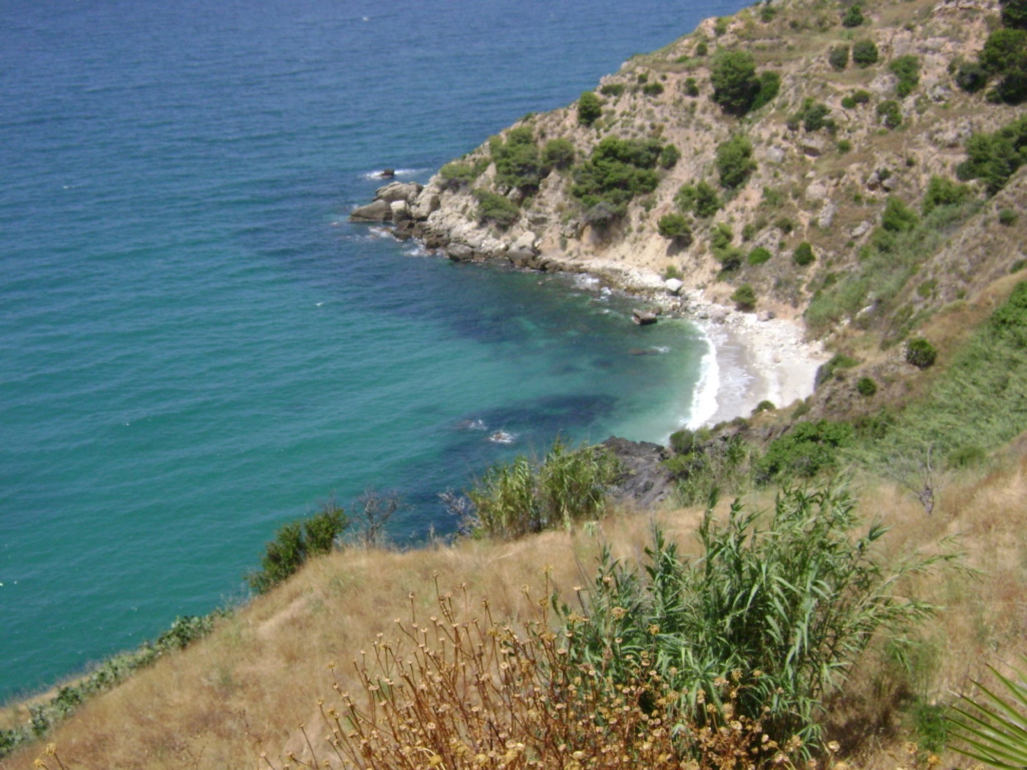 Les falaises et l'eau turquoise de la Playa de Maro, près de Nerja