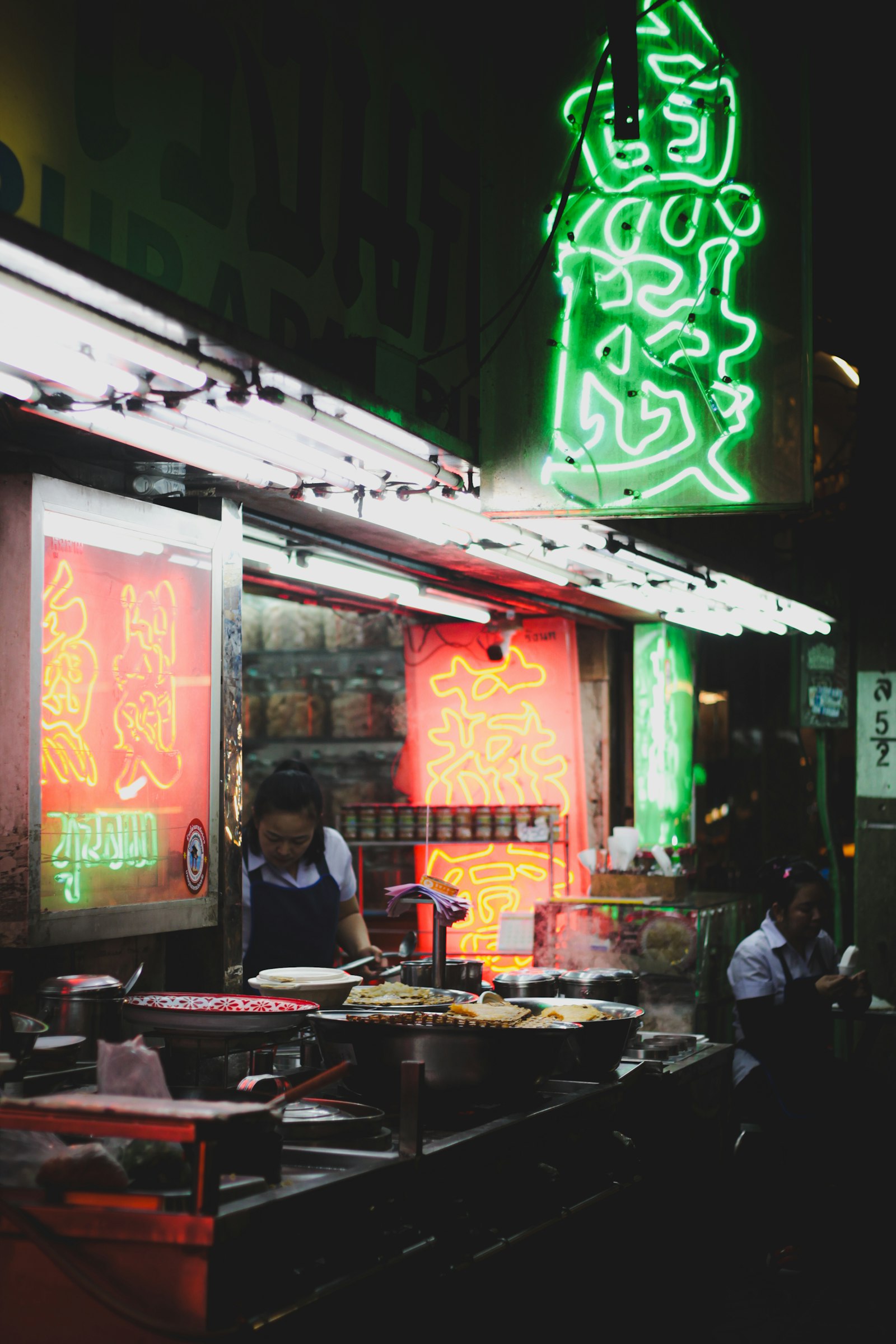 Yaowarat Road, le Chinatown de Bangkok la nuit — néons rouges, étals de bouffe de rue, foule