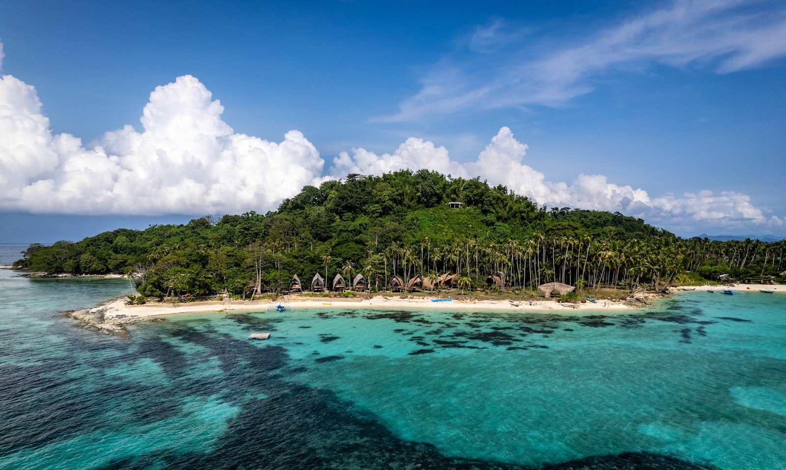 Une île tropicale bordée de sable blanc et d'eau turquoise, l'esprit de Panglao