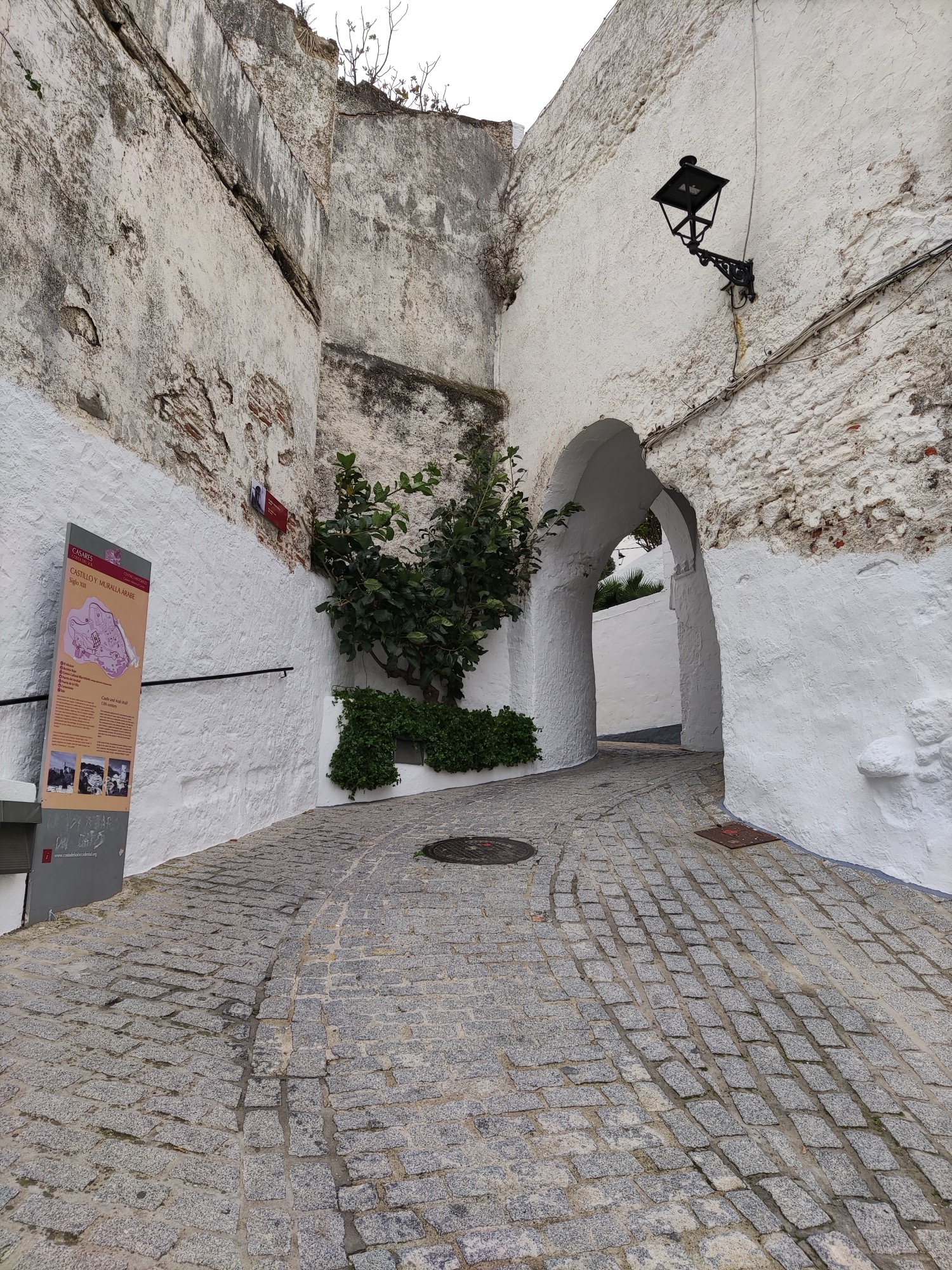 L'Arco de la Villa, l'arche de pierre du château maure de Casares, au bout d'une ruelle pavée blanchie à la chaux