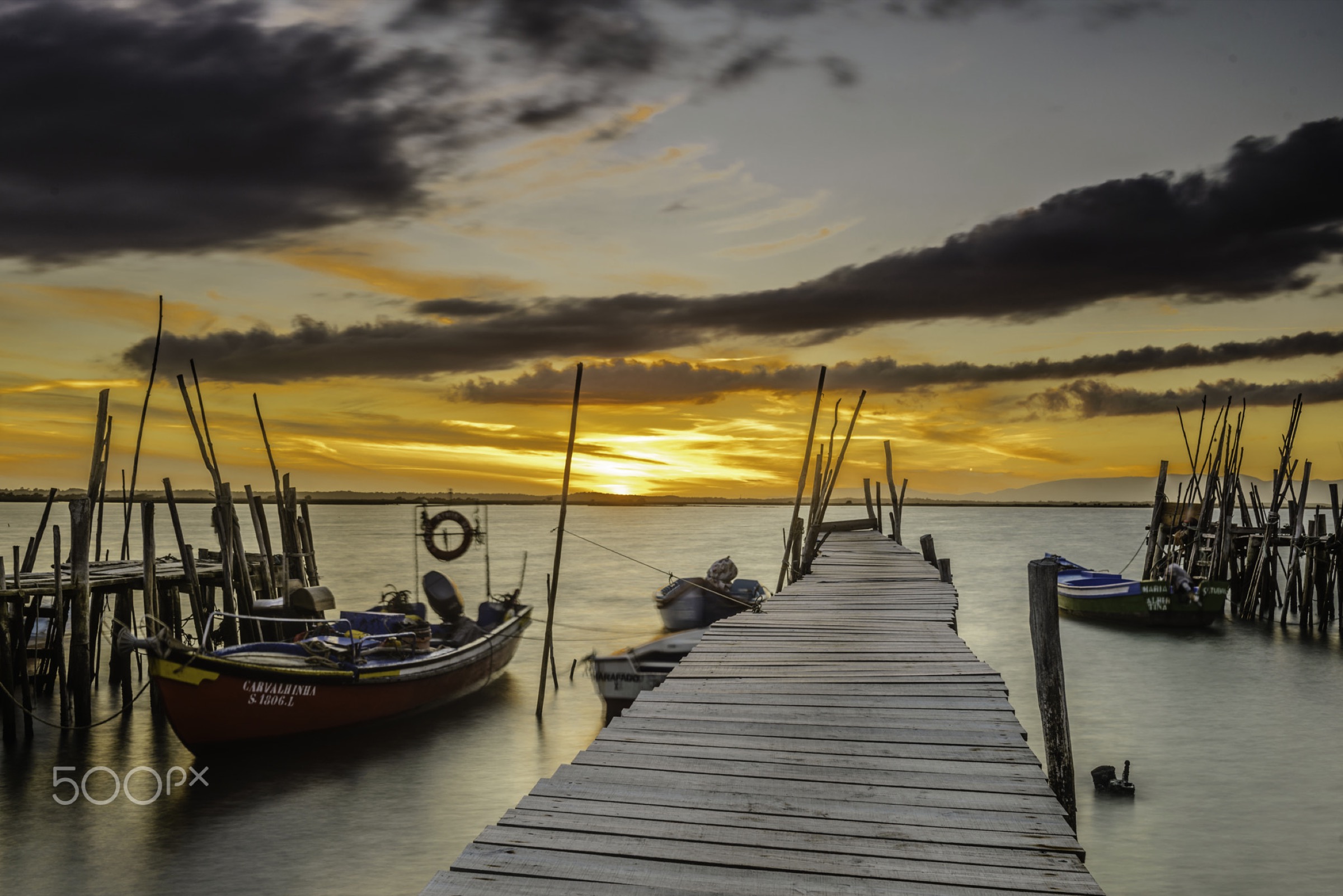 Cais Palafítico da Carrasqueira — quai de pêcheurs sur pilotis de bois dans l'estuaire du Sado, Comporta, Portugal