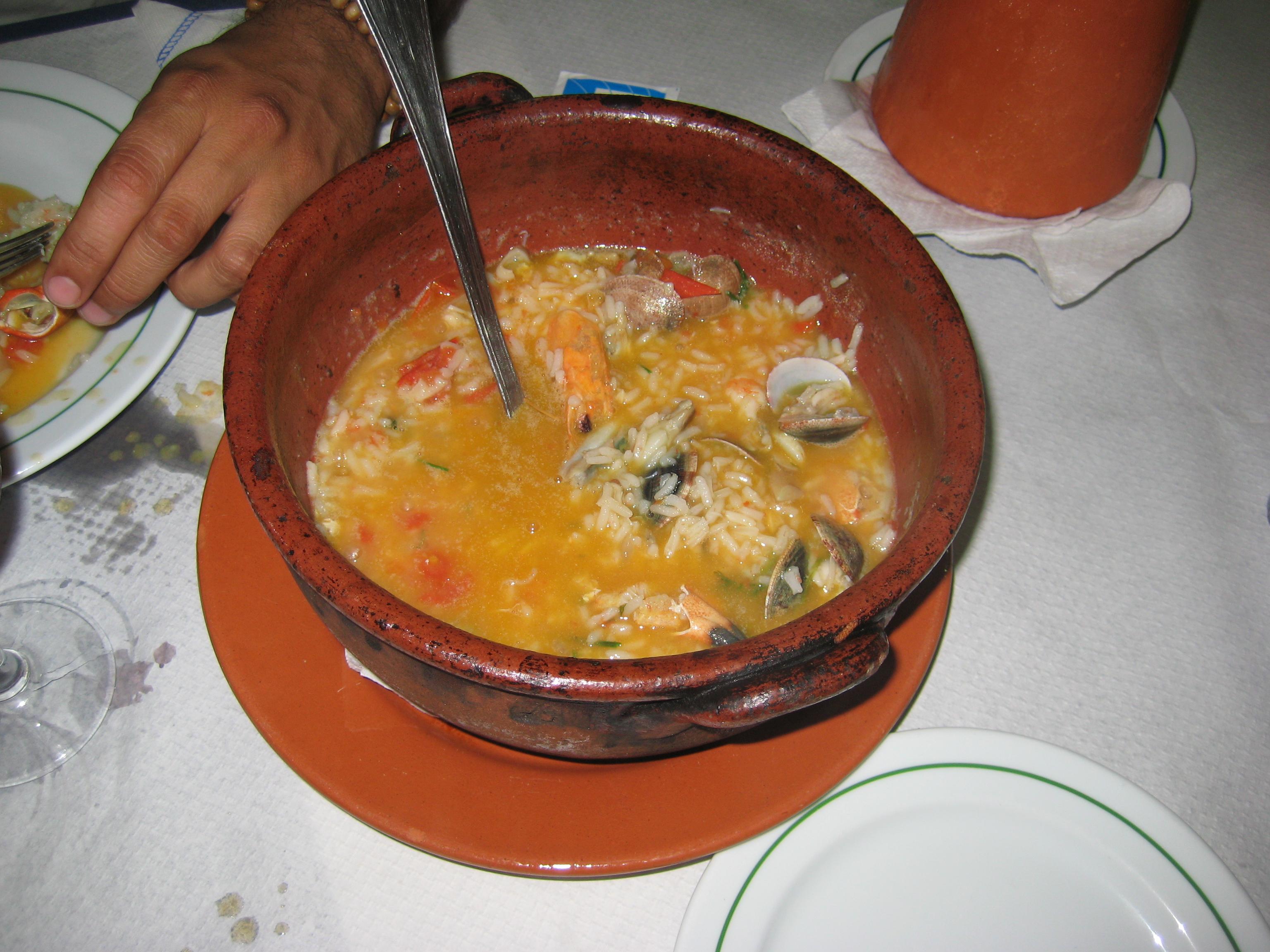 Arroz de marisco — riz aux fruits de mer en marmite, spécialité alentejane et algarvienne du Portugal