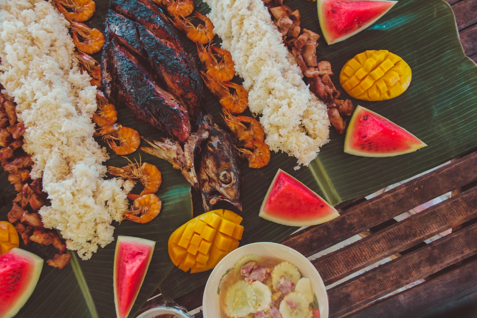 Un festin de fruits de mer grillés et de riz sur feuille de bananier, façon boodle fight philippin