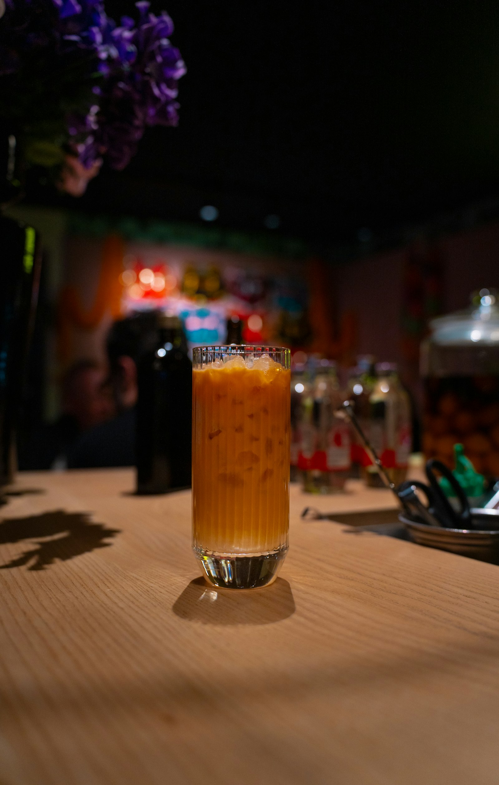 Un grand verre de cha yen, le thé glacé thaïlandais orange vif, plein de glaçons