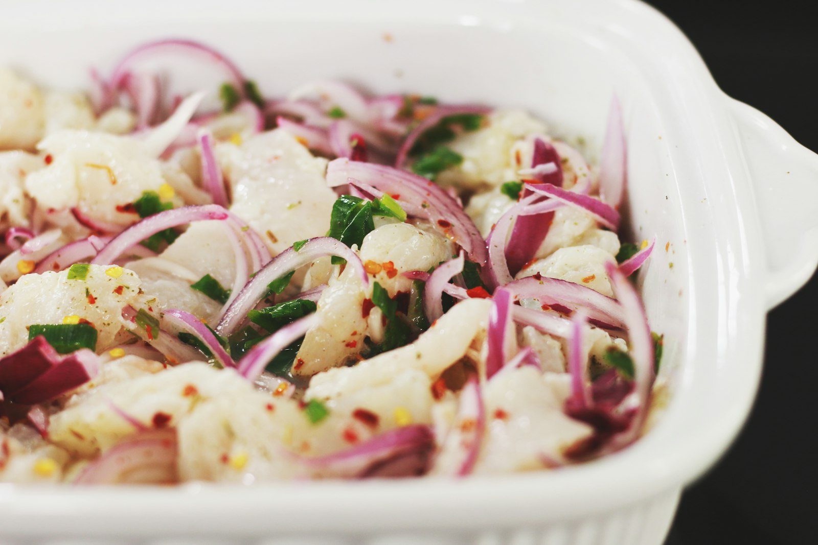 Kinilaw — ceviche philippin de poisson cru au vinaigre et oignon rouge