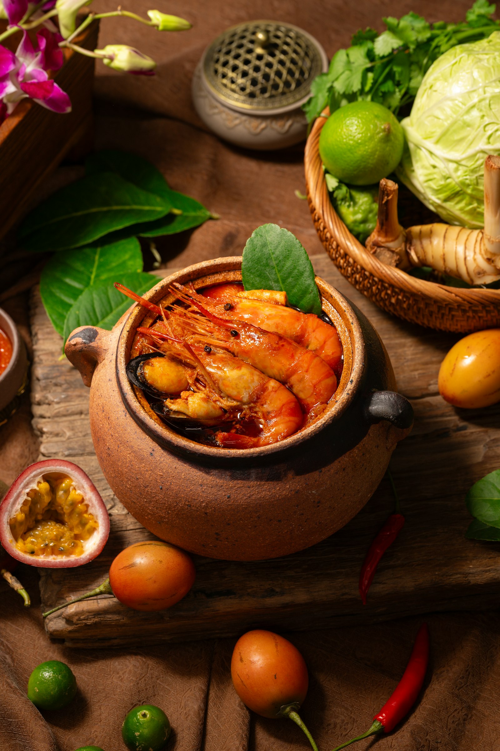 Tom Yum Goong — soupe thaïe épicée aux crevettes, citronnelle et citron vert