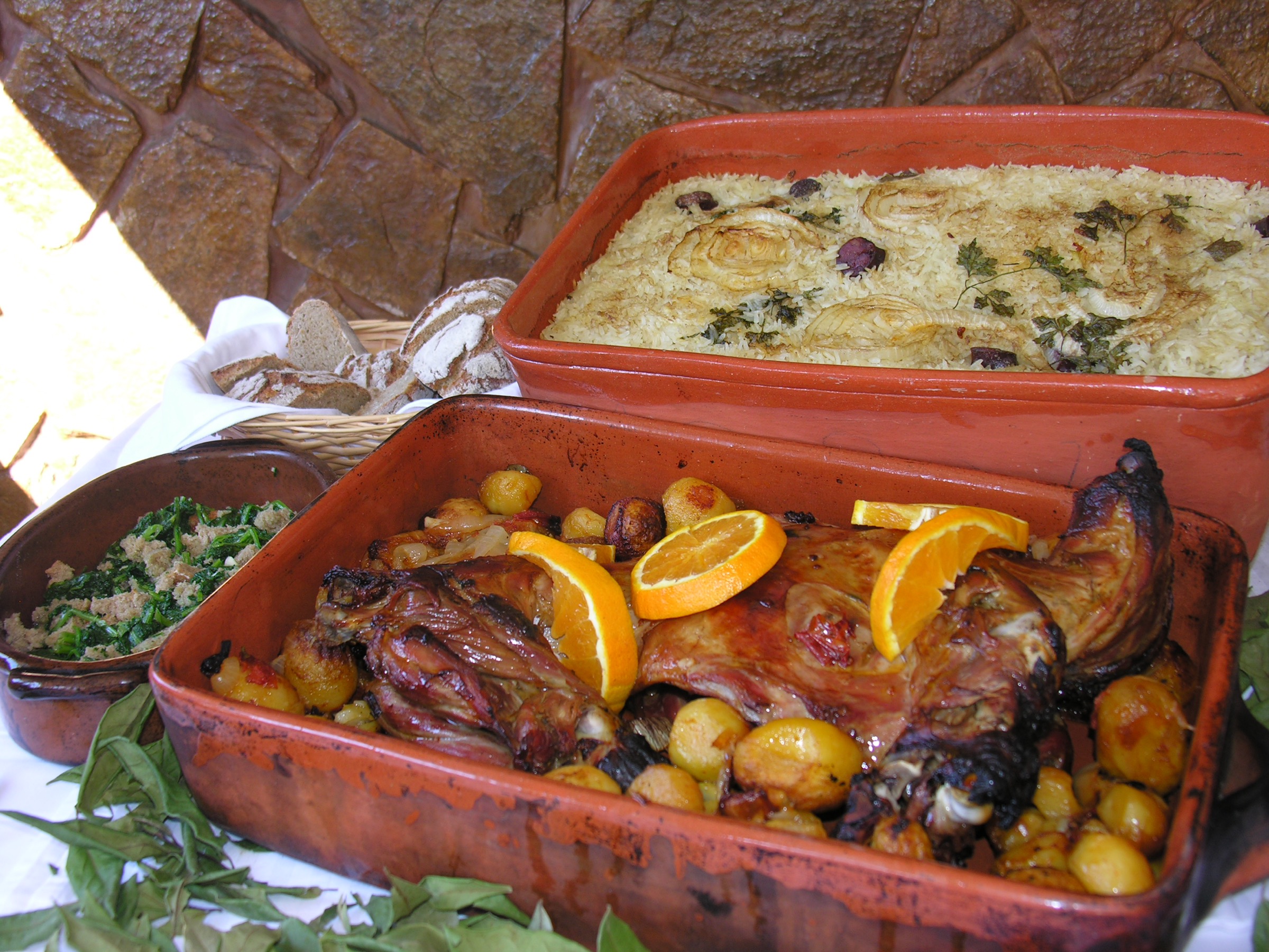 Cabrito assado — chevreau rôti au four à la portugaise, plat typique de la région de Paredes au Portugal, chair dorée et pommes de terre fondantes.