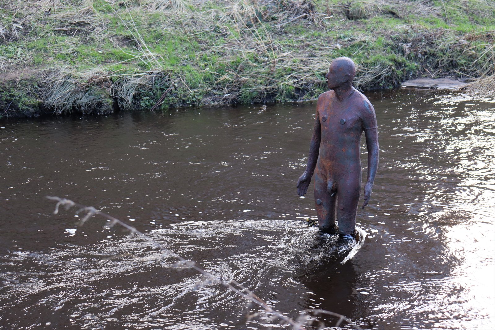 6 Times — Gormley figures standing in the river