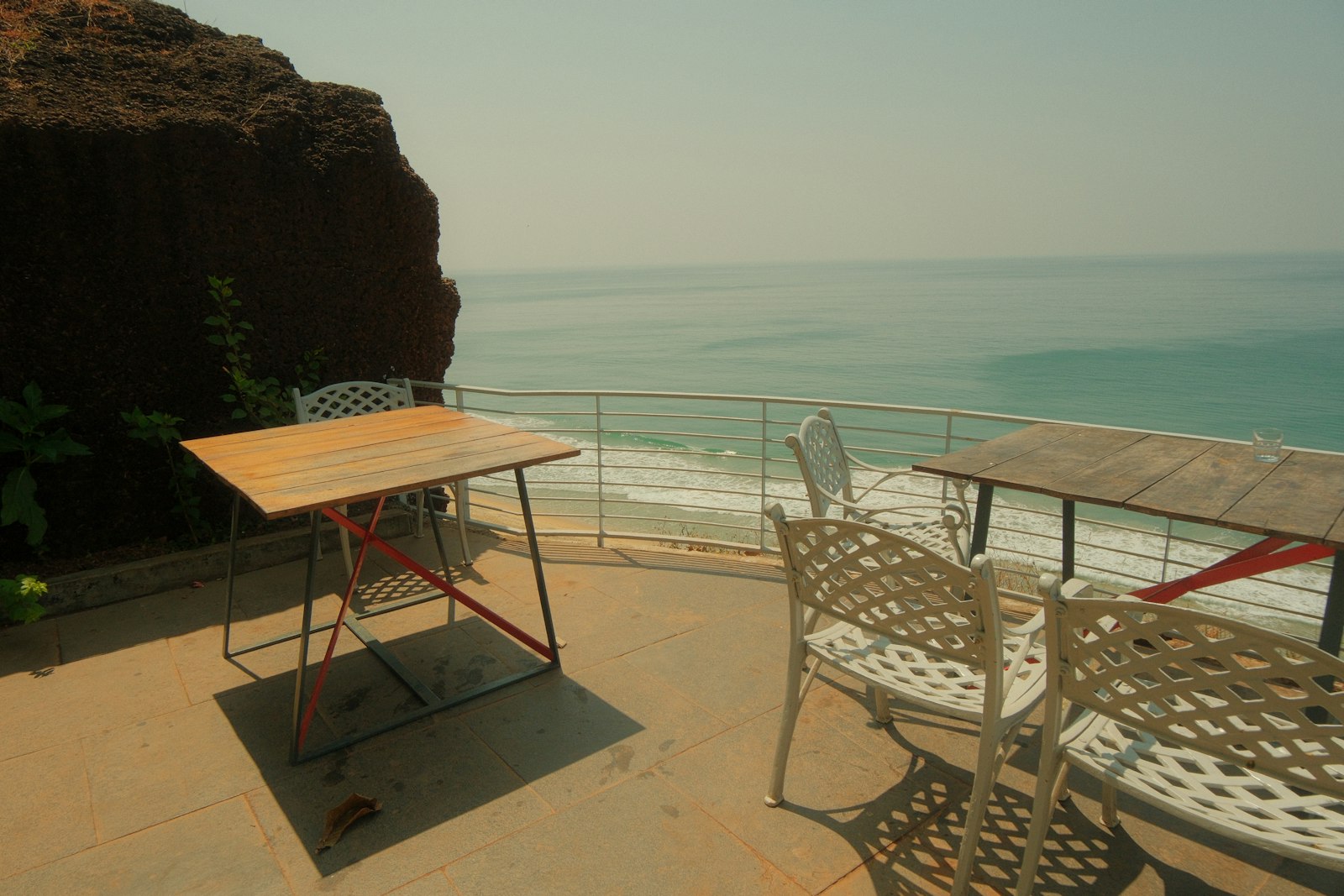Une terrasse de restaurant en bord de falaise surplombant la mer — l'esprit du Bohol Bee Farm