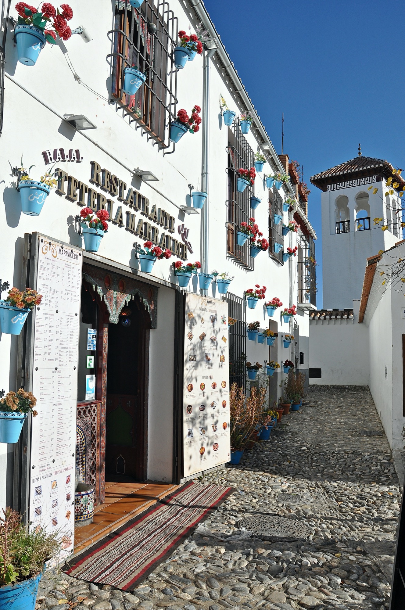 Ruelle blanche typique de l'Albaicín à Granada