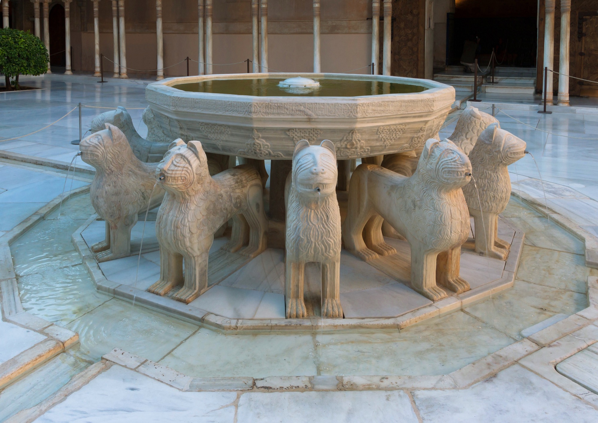 La fontaine des Lions dans le Patio de los Leones de l'Alhambra — douze lions de marbre soutenant la vasque, au cœur du palais nasride