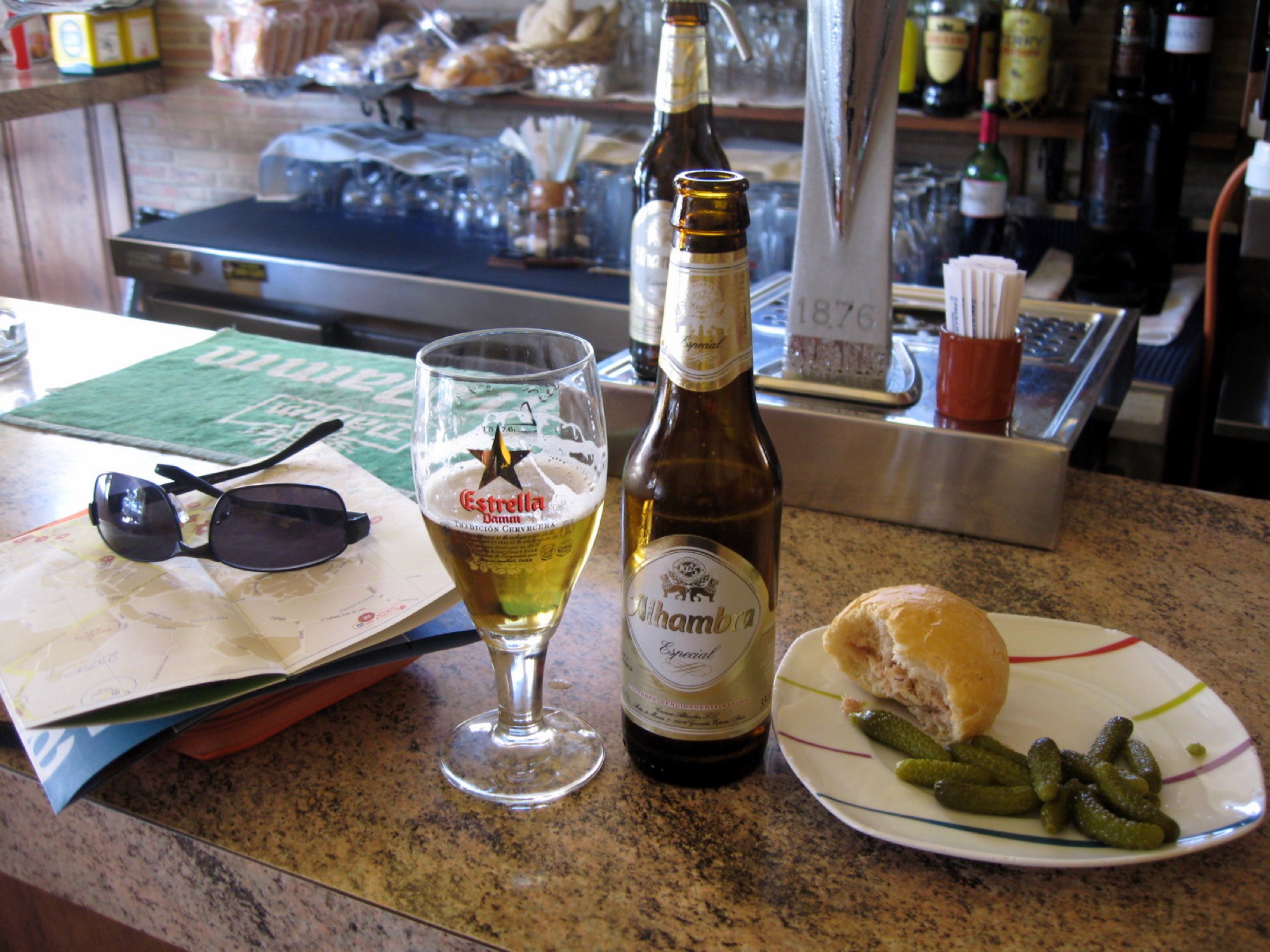 Une bière et une petite assiette de tapa (pain et cornichons) sur le comptoir d'un bar, province de Granada