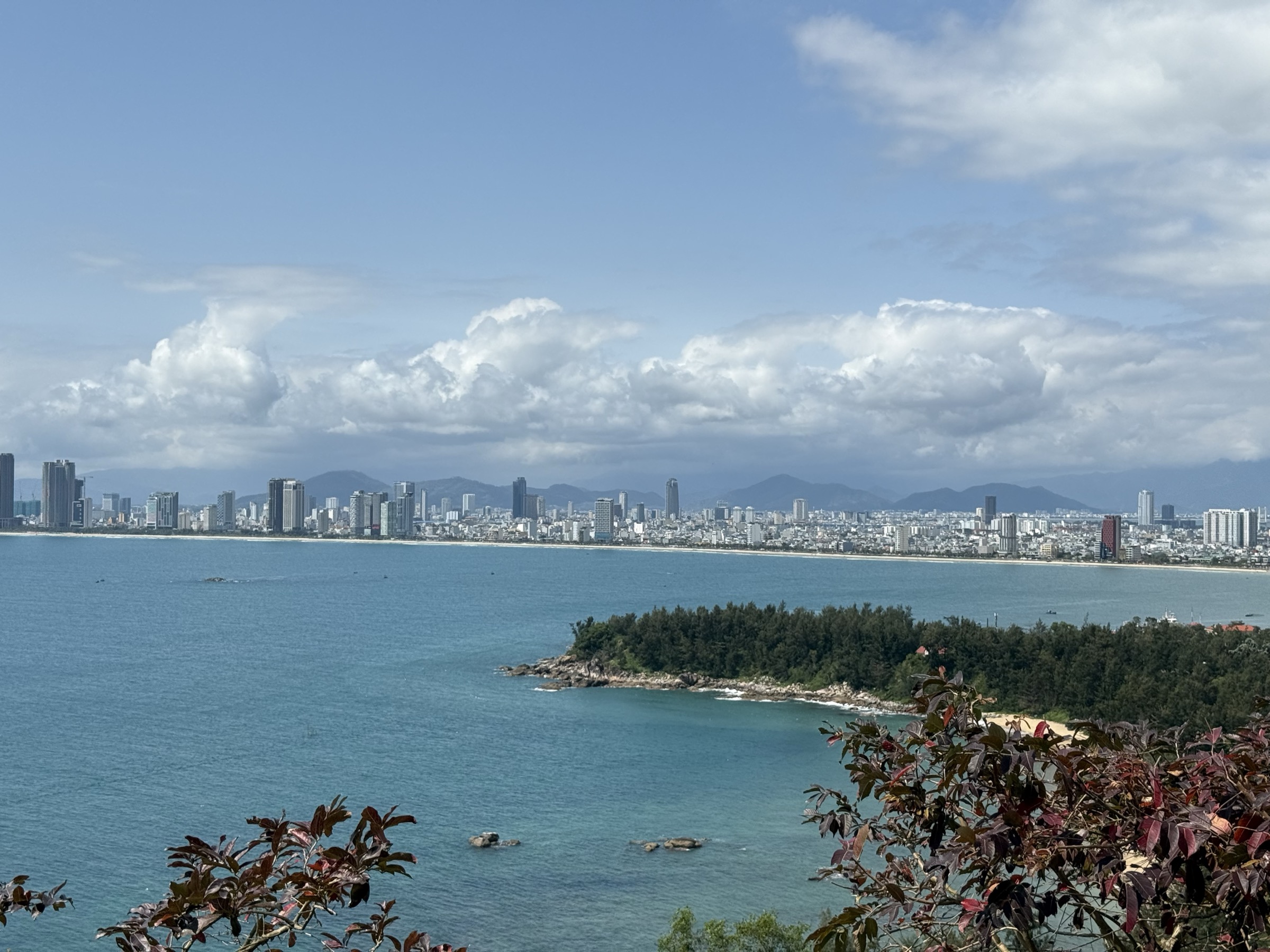Bãi Rạng — plage des rochers dentelés, péninsule Son Trà