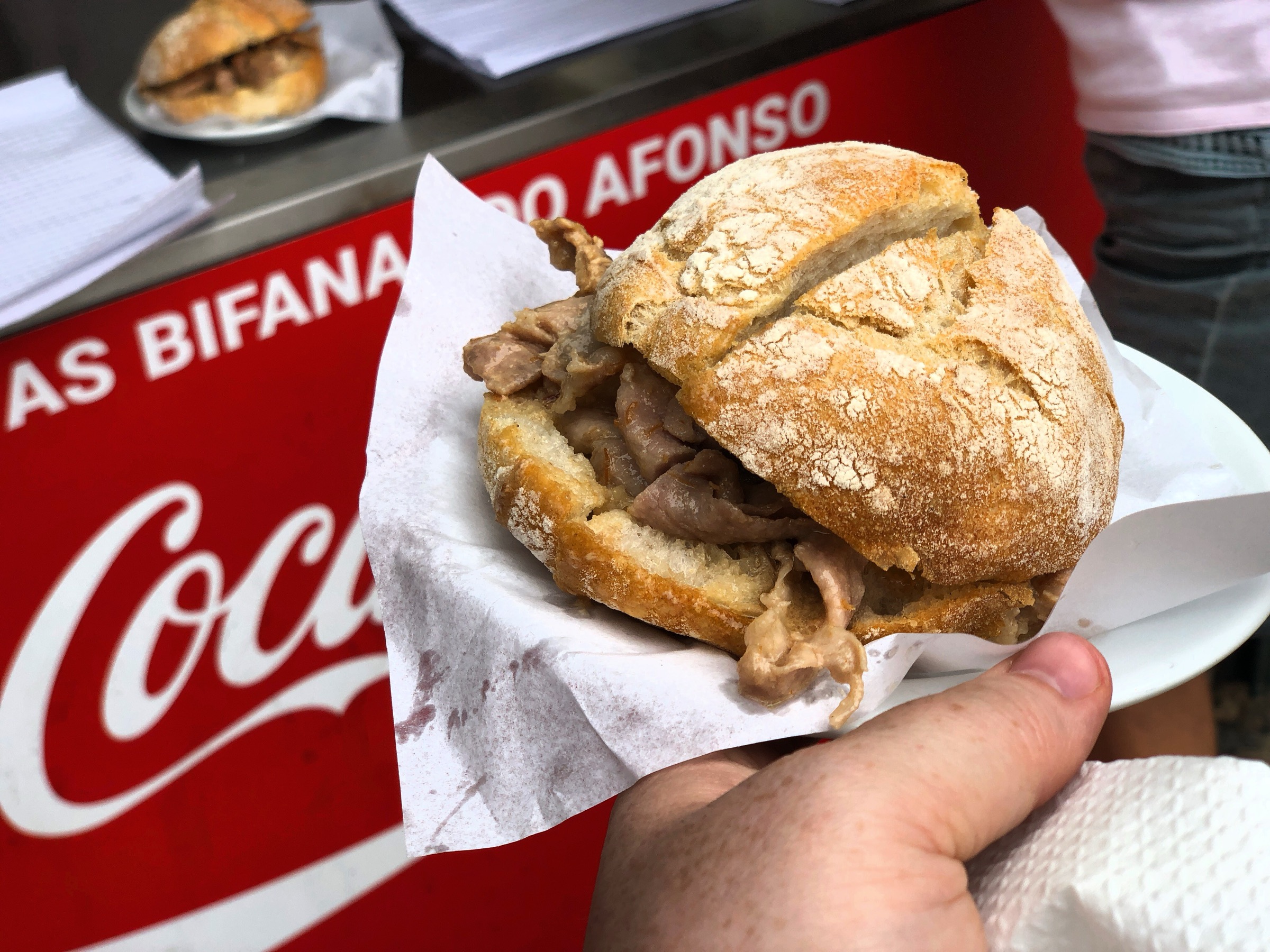 Bifana — sandwich au porc mariné à la portugaise dans un papo-seco, photographié chez As Bifanas do Afonso à Lisbonne, l'adresse de référence pour ce classique du comptoir lisbonnais.