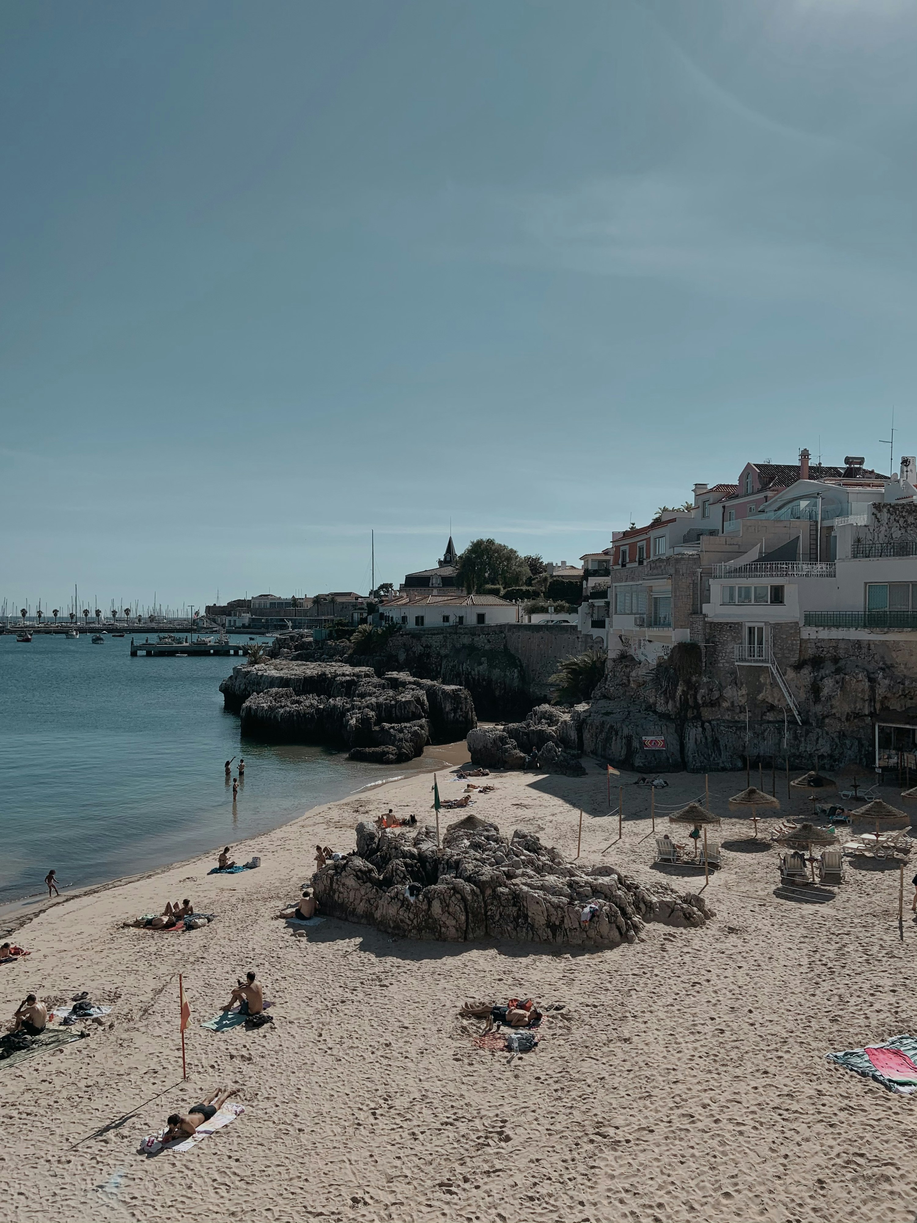 Plage de Cascais près de Lisbonne avec baigneurs — baie atlantique ensoleillée de cette station balnéaire de la côte estuarienne portugaise.