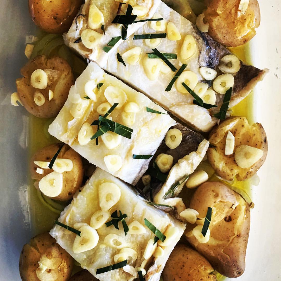 Bacalhau assado com batatas a murro — morue rôtie avec pommes de terre écrasées à la portugaise, plat de tasca traditionnel de Lisbonne.