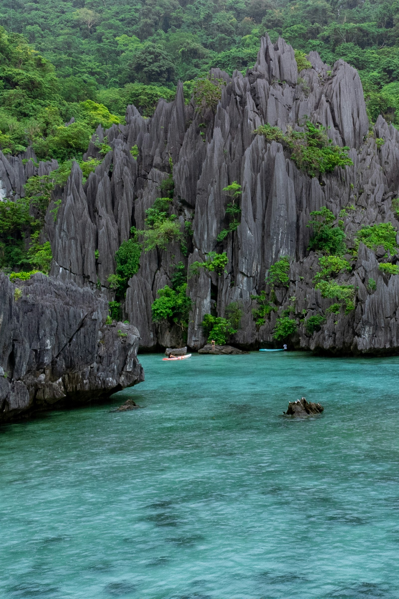 Un lagon d'eau turquoise cerné de falaises karstiques tropicales, Philippines