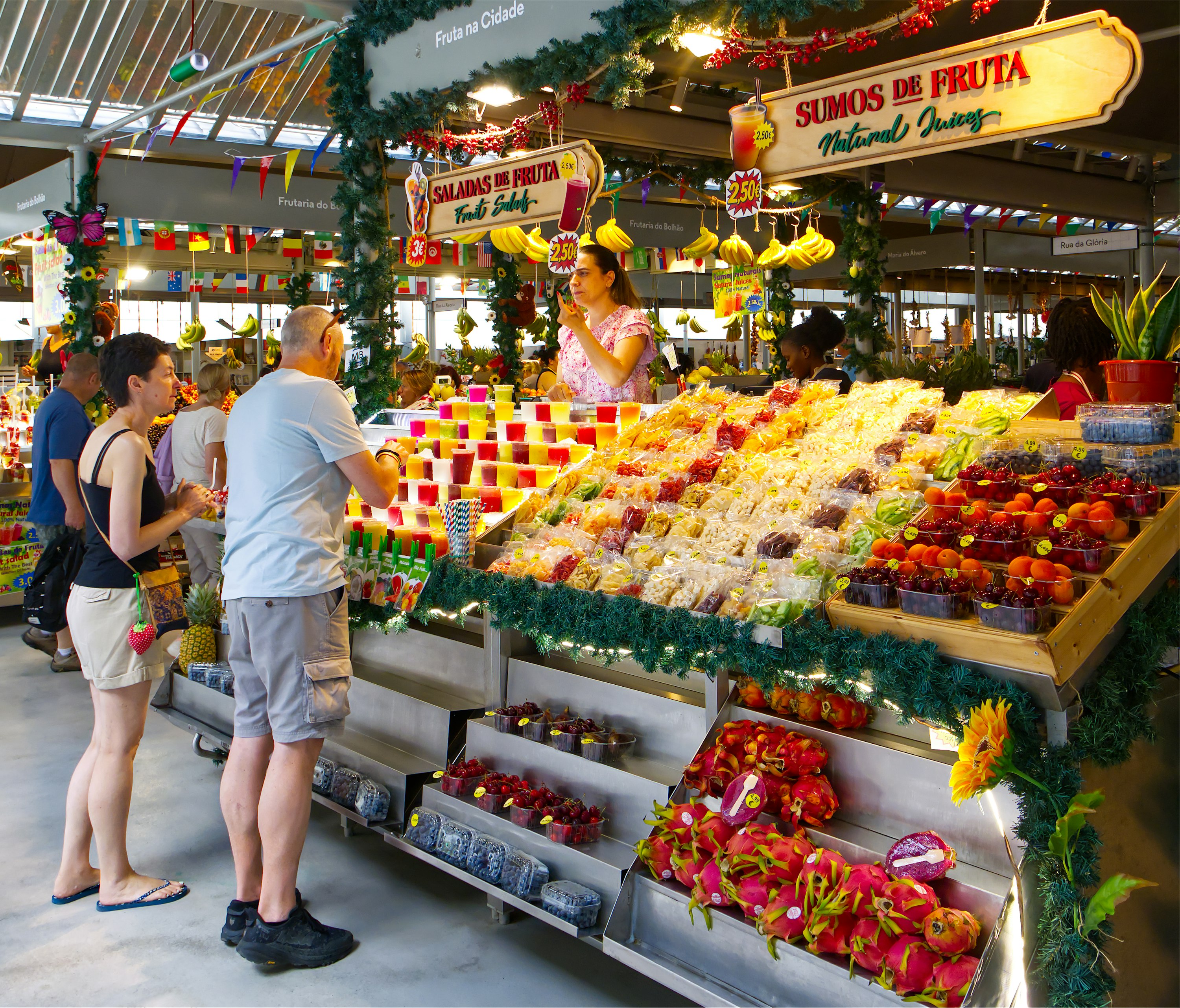 Un étal de fruits frais (cerises, fruits d'été) et de jus au Mercado do Bolhão de Porto.