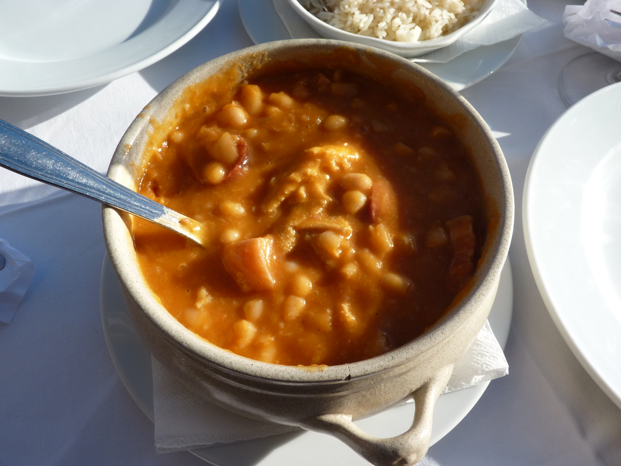 Un plat de tripas à moda do Porto : tripes mijotées avec des haricots blancs et de la viande dans une sauce dorée.