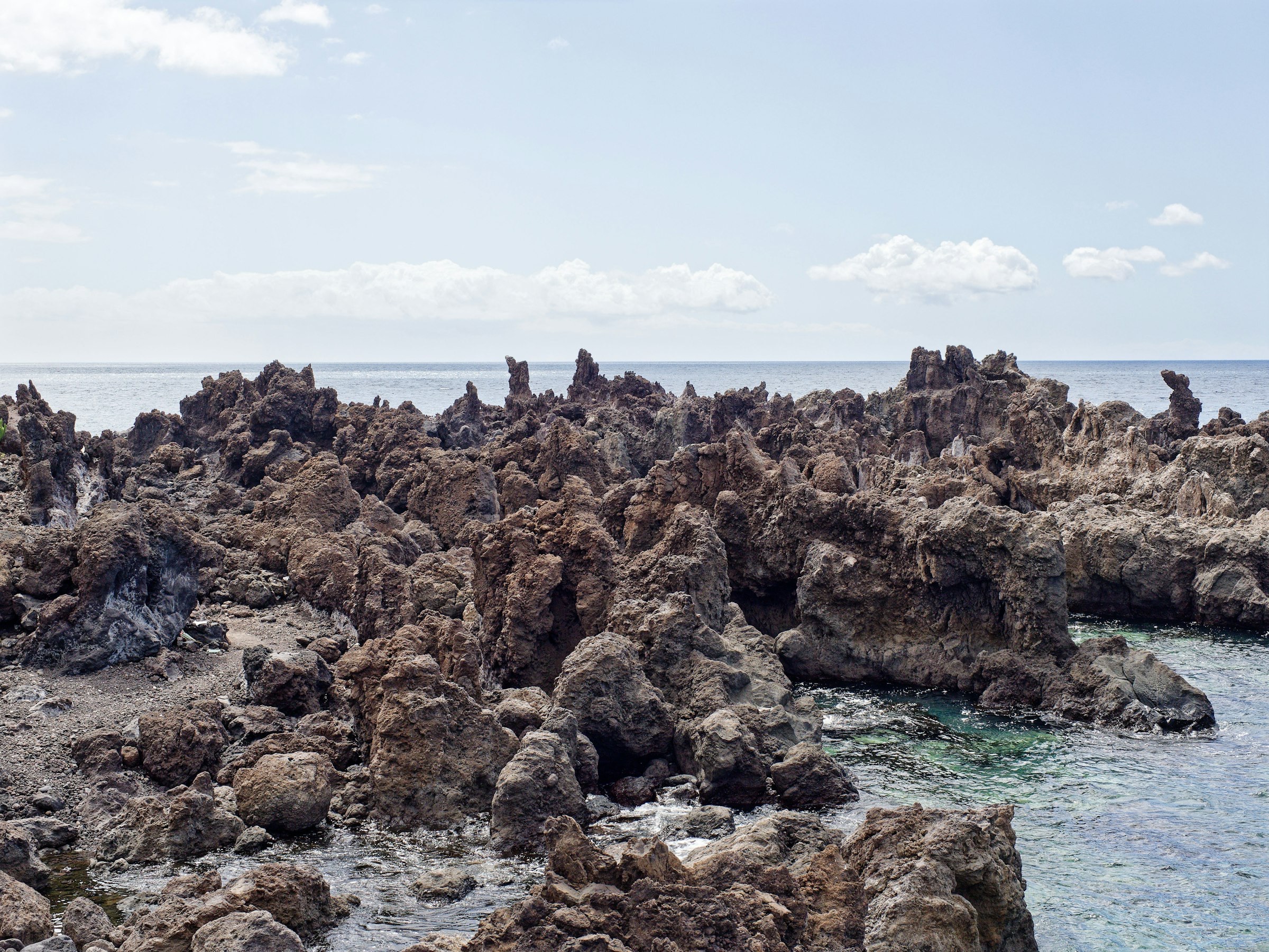 Eo Gió — le Détroit du vent (falaises volcaniques à l'aube)