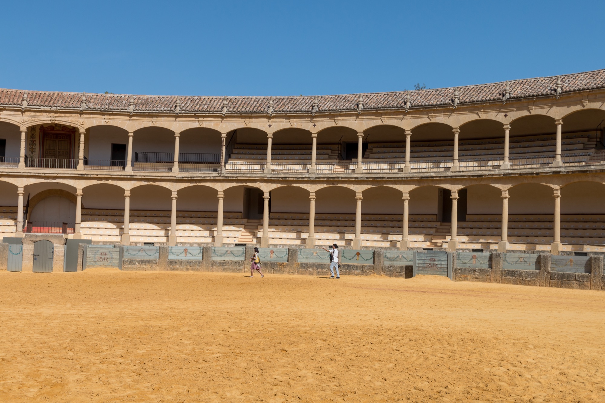 Les arcades de pierre à deux niveaux et l'arène de sable de la Plaza de Toros de Ronda