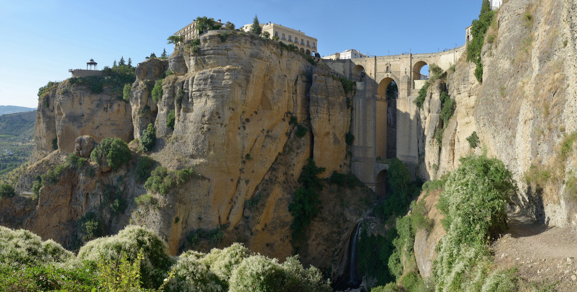 Le Puente Nuevo enjambant le gouffre du Tajo à Ronda
