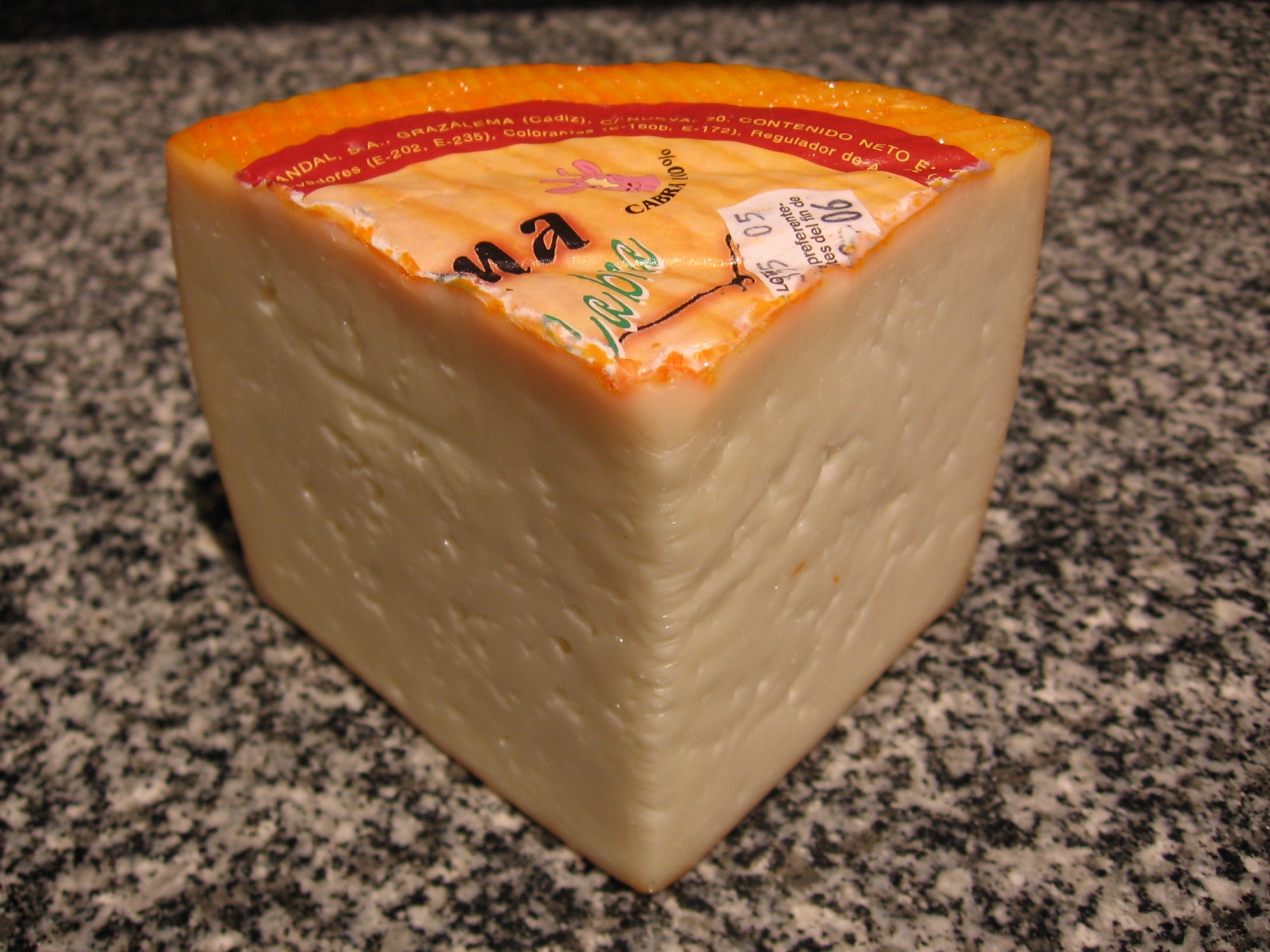 Quartier de fromage artisanal de la Sierra de Grazalema, terroir du queso payoyo