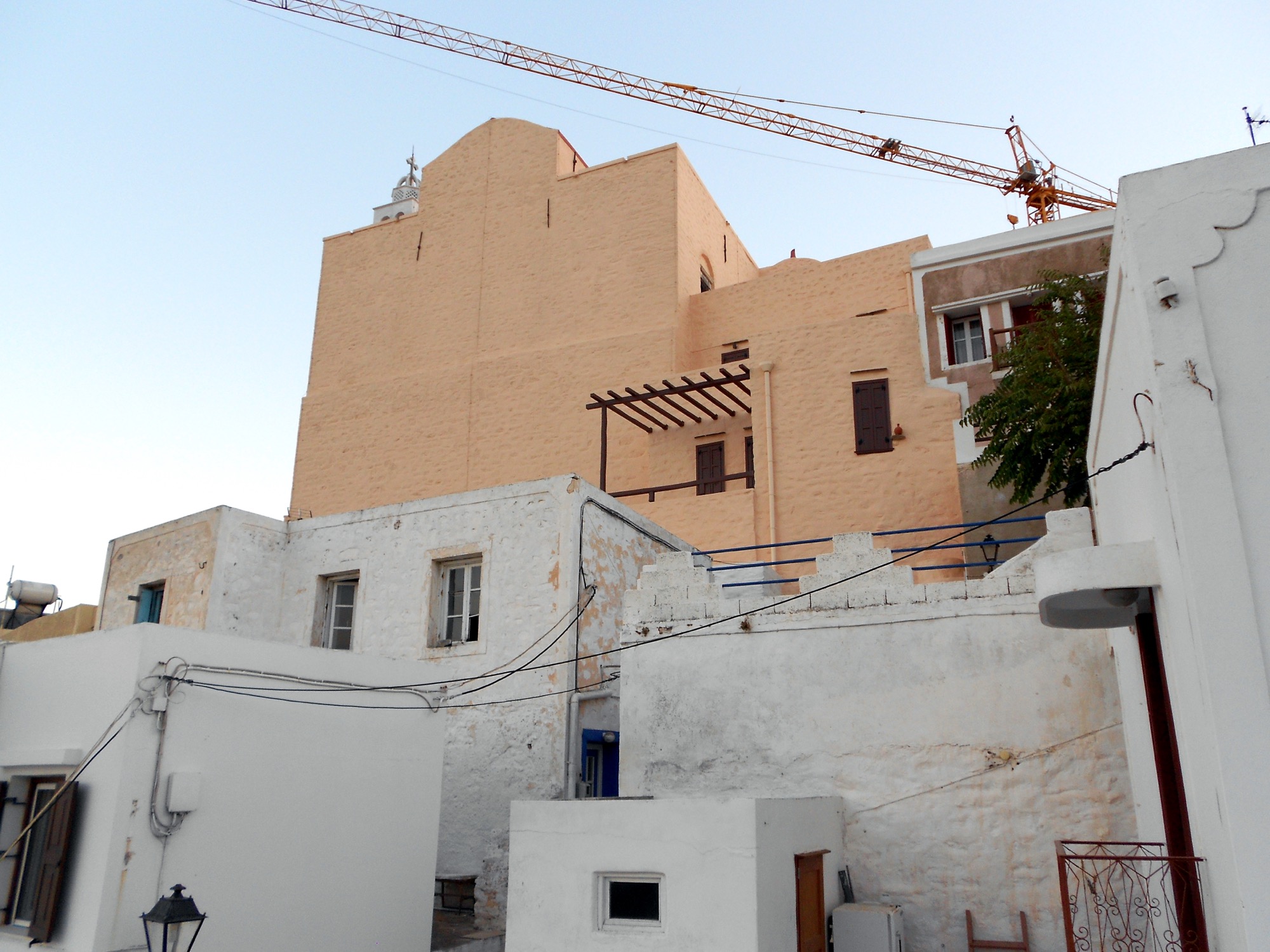 La cathédrale catholique San Giorgio au sommet d'Ano Syros, dominant les maisons blanchies à la chaux de la cité médiévale